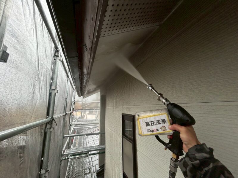 軒天の高圧洗浄の様子です。<br />
黒い水が流れ汚れが落ちているのが分かります。