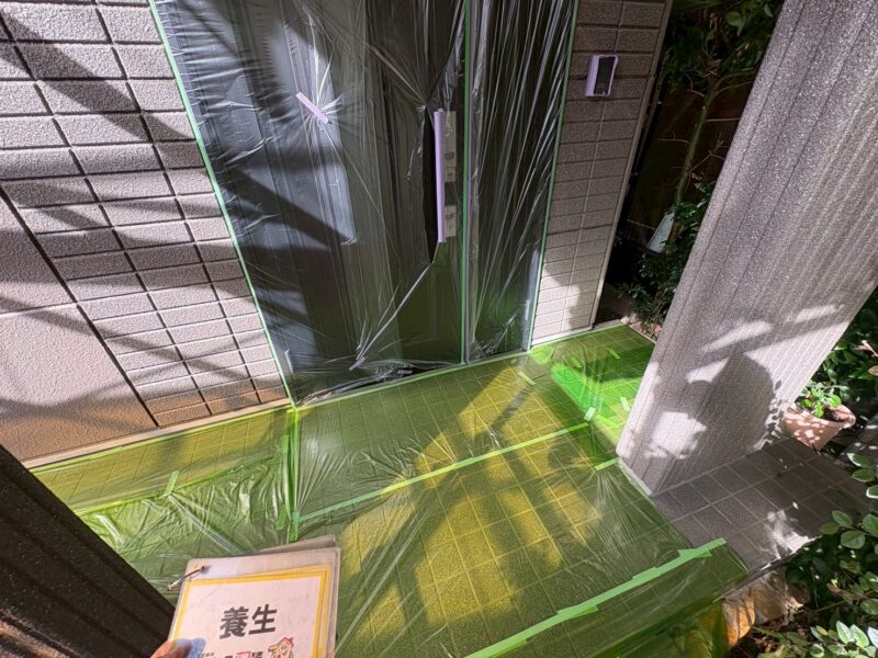 玄関周りは、滑りにくいシートで養生していますので、安心です。