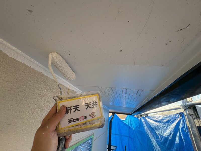 軒天の塗装の様子です。