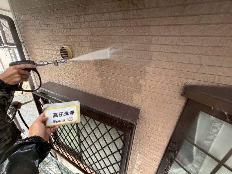 外壁の高圧洗浄の様子です。