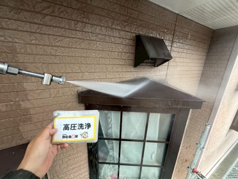 出窓の天端の高圧洗浄の様子です。