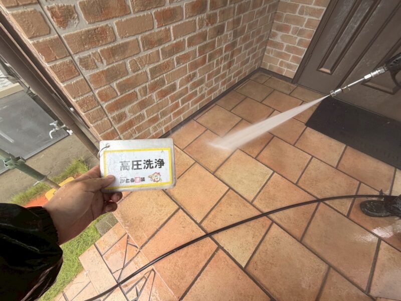 この機会ですので、玄関周りも洗浄し綺麗にしていきます。