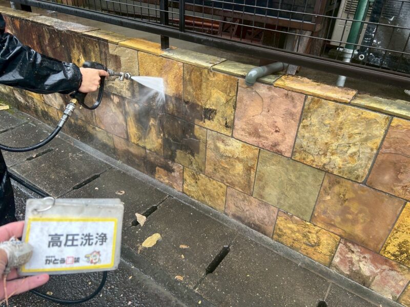 真っ黒の雨垂れ汚れが付着していた塀も洗浄をおこないます。