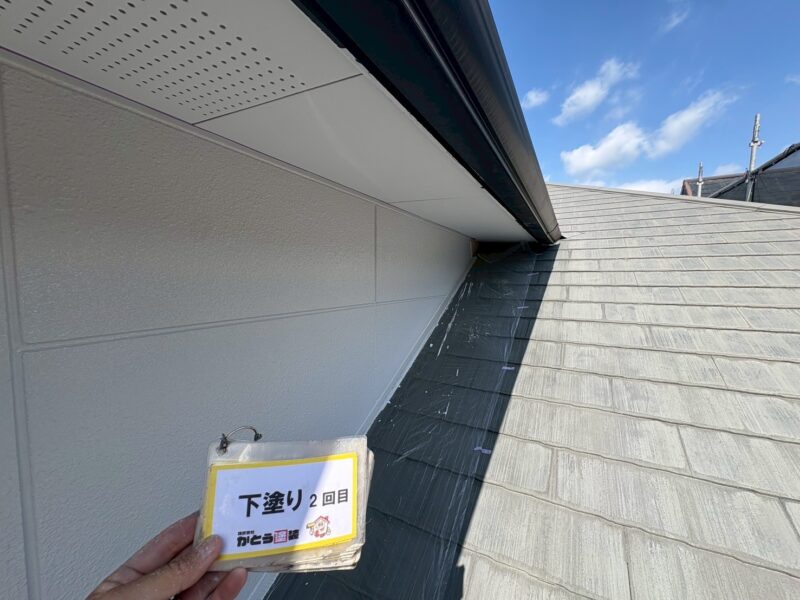 屋根と壁の取り合い部分もはみ出さず、塗り残しなく仕上げています。