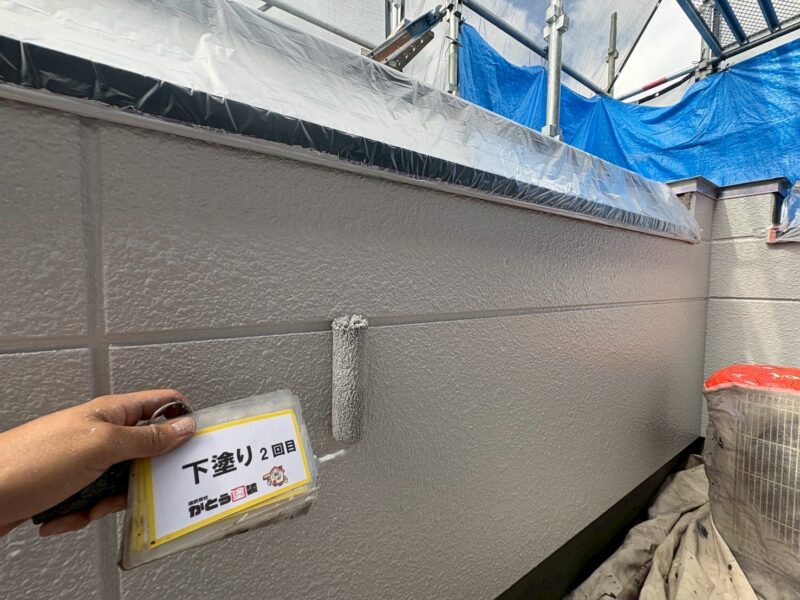 バルコニー内壁も外壁と同じ塗料で塗り替えます。