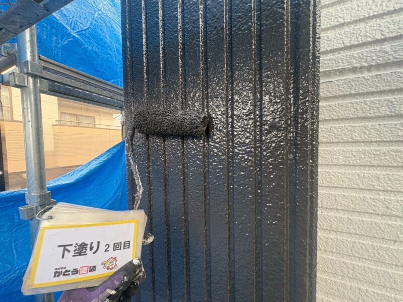 外壁は単調にならないようにツートーンで色分けし、塗装しています。