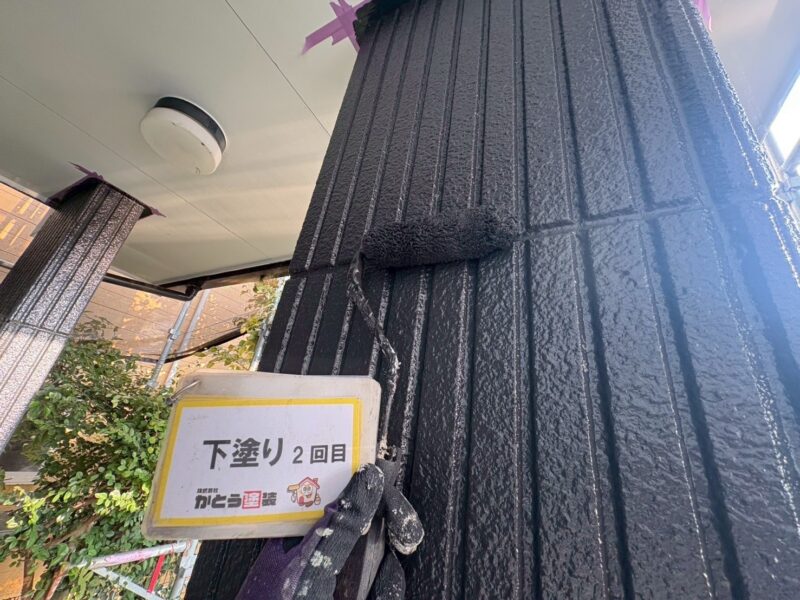 玄関の柱も下塗りを2回し、さらに耐久性を向上させます。