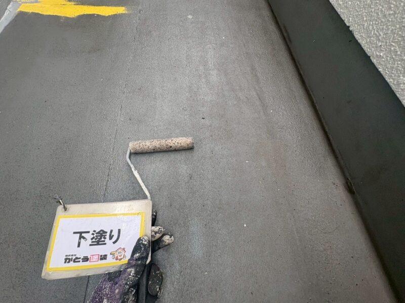 バルコニーは防水工事をおこないます。<br />
下塗りの様子です。