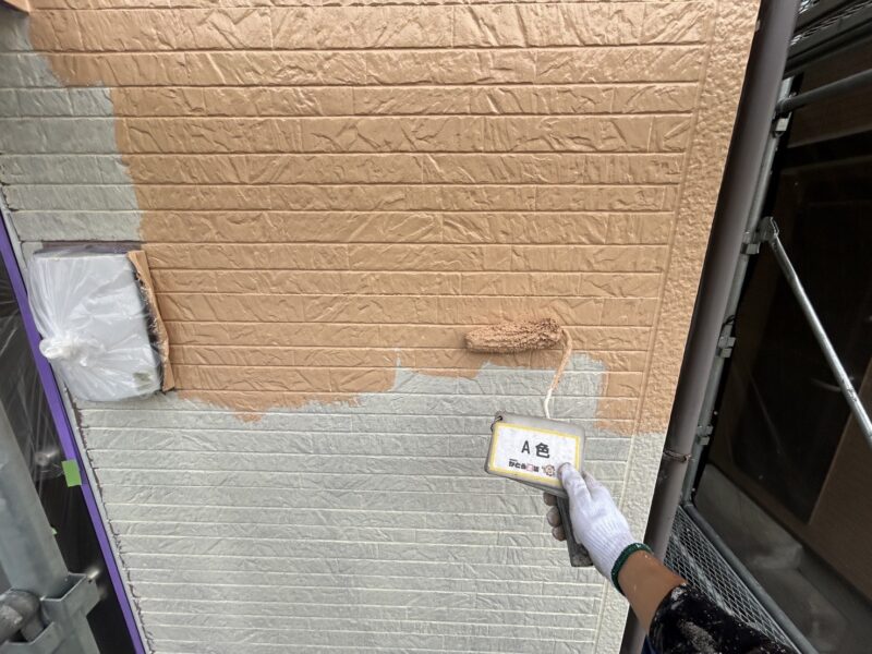 WB多彩仕上げ工法のベースとなるA色塗布の様子です。