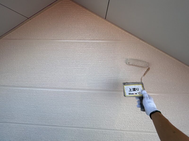 上塗りの様子です。<br />
汚れにくく、紫外線に強い超耐候性・超低汚染性を誇る最高グレードの無機塗料を使用しています。