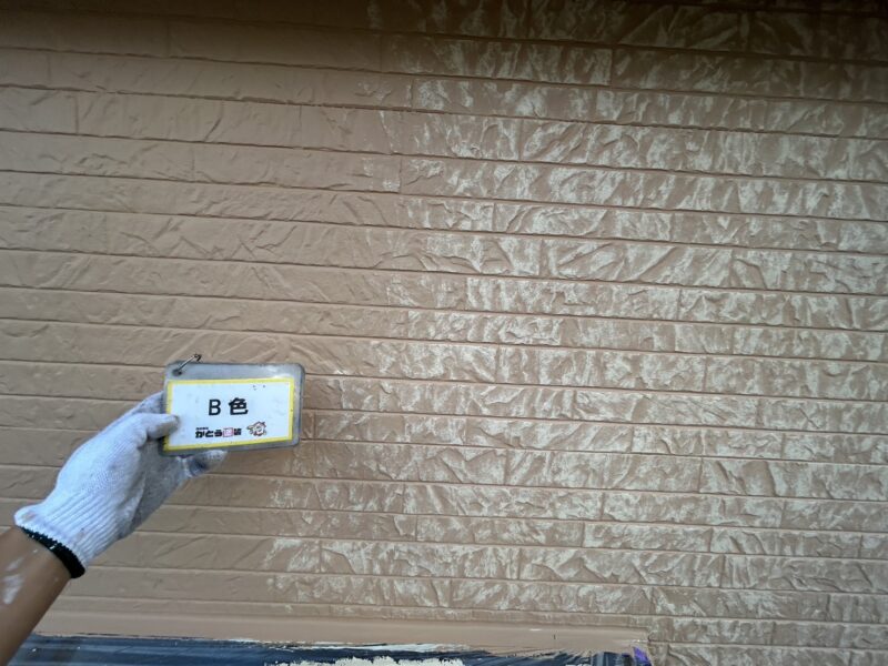 右側がB色塗布後です。<br />
ベタ塗りだった外壁に複雑かつ唯一無二の模様が付き、オシャレになりました。