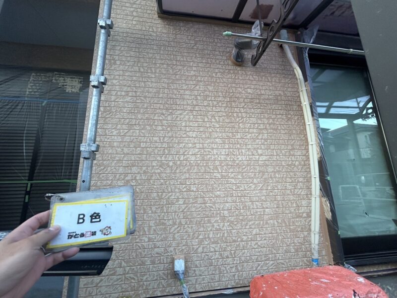 B色塗布後、艶出しと外壁の保護をするため、フッ素クリアーを塗布します。