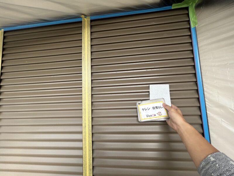 戸袋・雨戸のケレンの様子です。<br />
ケレンをおこない汚れや古い塗膜を除去していきます。