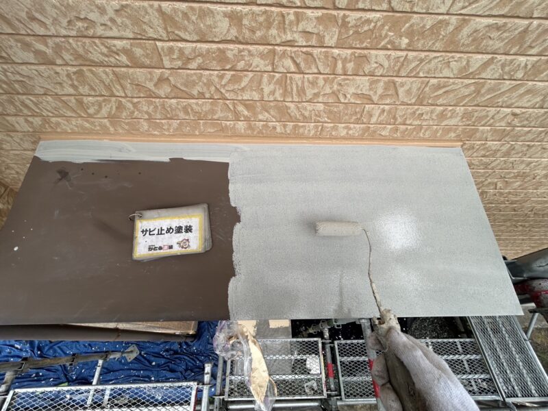 サビ止め塗装の様子です。<br />
鉄部にはすべてサビ止めを施しています。