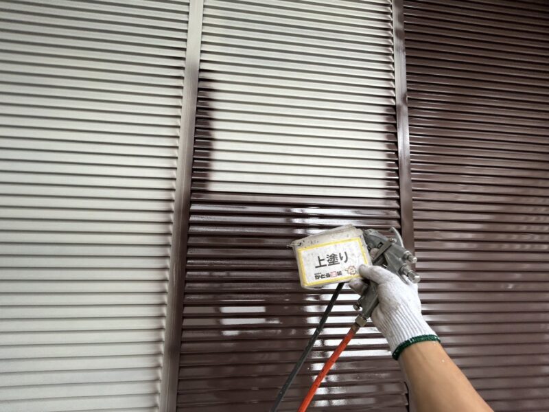 上塗りの様子です。<br />
吹き付けることで、ムラなく均一な仕上がりになります。