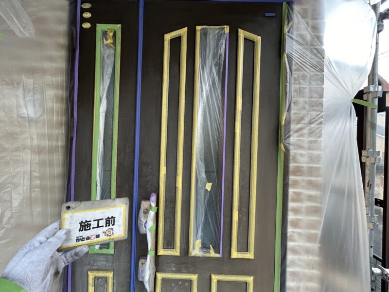 玄関扉の色褪せが気になるとのことでしたので、今回塗装をおこないます。