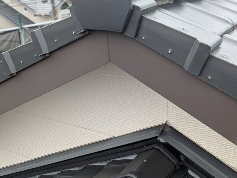 板金は非常に耐久性が高く、木と比べて劣化しにくい素材ですので、屋外で使用するのに適しています。