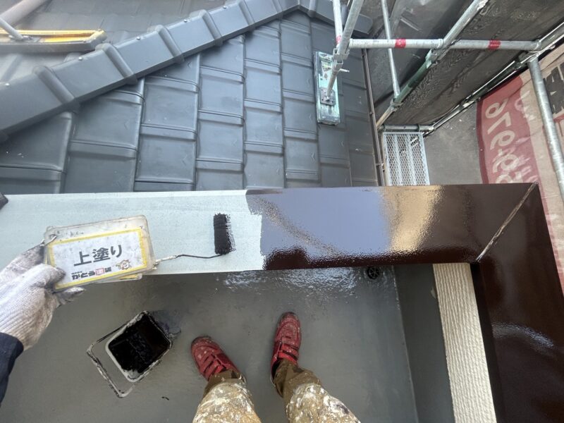 笠木の上塗りの様子です。