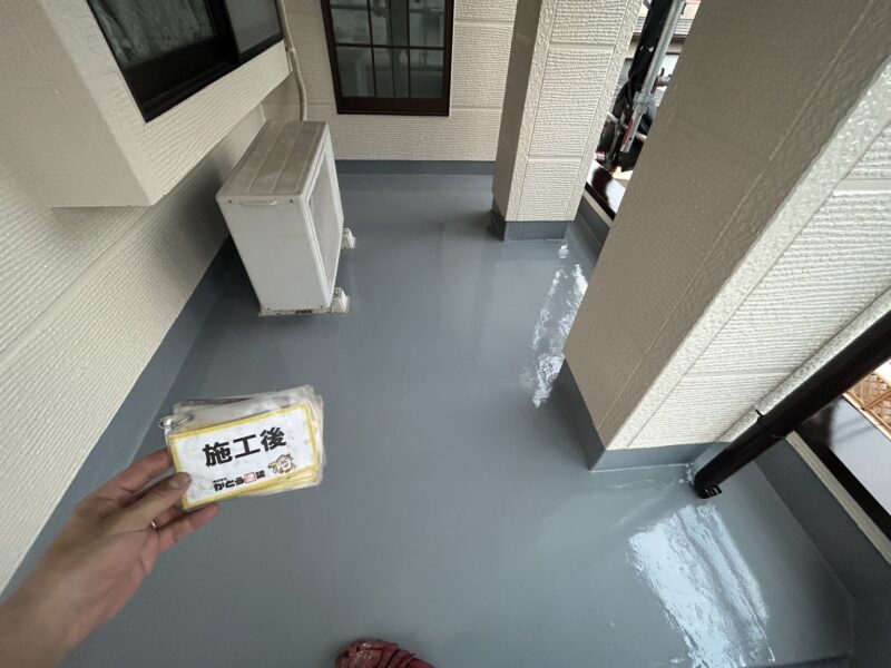 バルコニーは防水工事をおこないました。<br />
紫外線や雨風にも負けない強靭な塗膜が防水層を守ります。