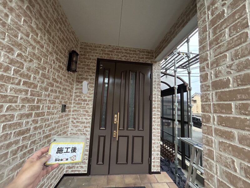 レンガ調のデザインは活かしつつ、柔らかな模様と色味に生まれ変わりました。<br />
玄関ドアも綺麗になり、新しい気持ちで暮らしを始められそうです。