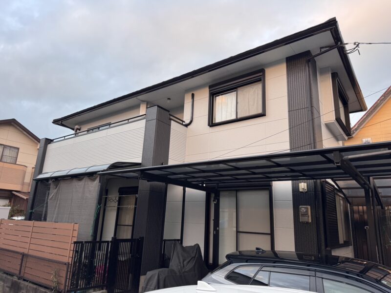 真珠のような上品な輝きと柔らかさをあわせ持つパールグレーと家全体を引き締まった印象にしてくれる濃いグレーのツートーンで塗り替えています。