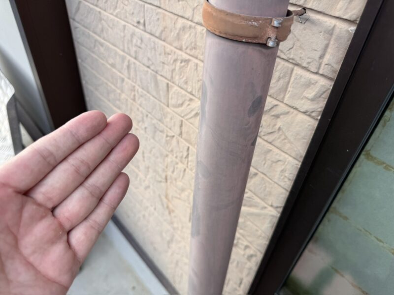 雨樋も劣化し、塗膜がほとんどなく防水性が低下している状態でした。