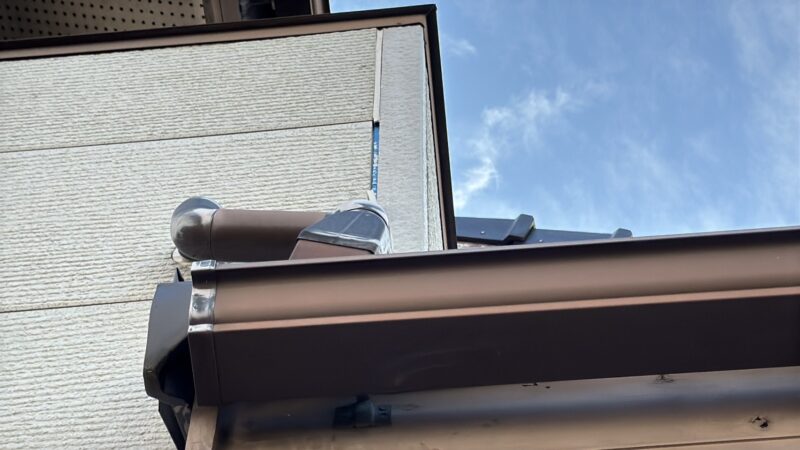 紫外線や経年劣化により、シーリングの柔軟性が失われ硬化・収縮して剥がれてしまっていました。