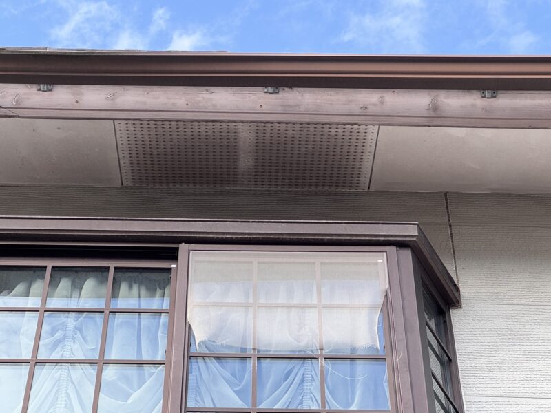 軒天は真っ黒に汚れていました。<br />
建材の腐食やシロアリ被害に繋がるため、単なる汚れと放置せず、メンテナンスをおこないましょう。