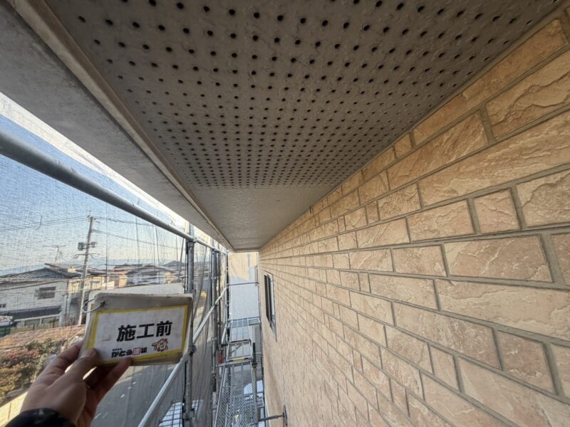 軒天は湿気が溜まりやすく、汚れも積み重なりやすい箇所です。<br />
綺麗にするだけでなく、防水性も高めていきます。