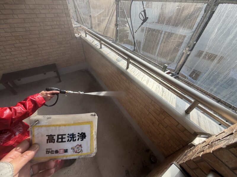 バルコニー、内壁の高圧洗浄の様子です。