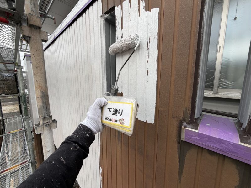 従来の下地材より隠ぺい性が格段に高く、きめ細かい下地を形成することができ、上塗りの仕上がりや光沢感が一層向上する下塗り材を使用しています。