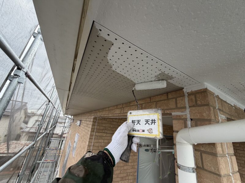 軒天の塗装の様子です。