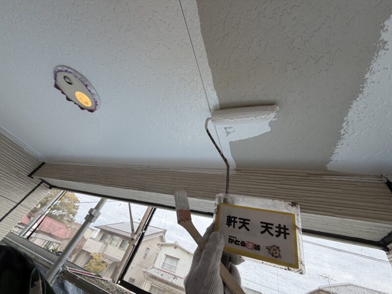 天井の塗装の様子です。