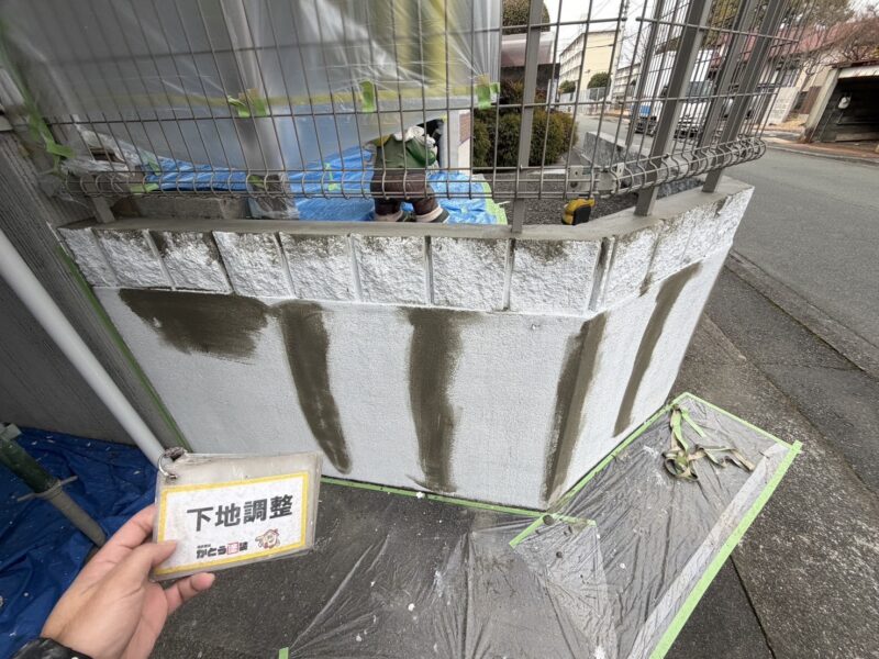 ひび割れや凹凸がある場合、必ず下地調整をおこないます。