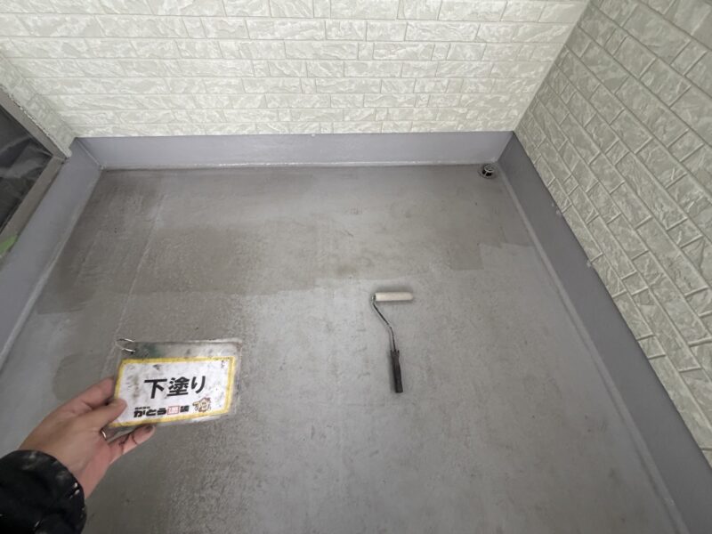 バルコニーは防水工事をおこないます。<br />
下塗りの様子です。