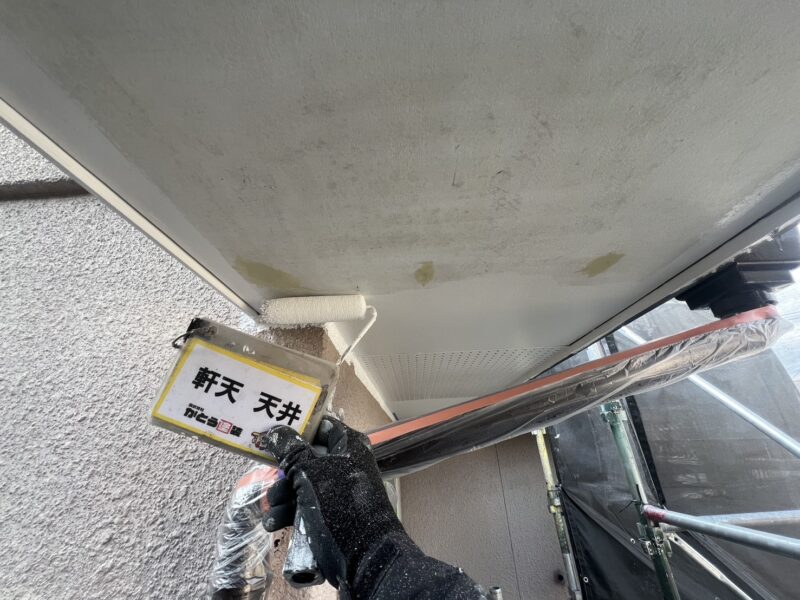 雨漏り工事をおこなった軒天も塗装します。