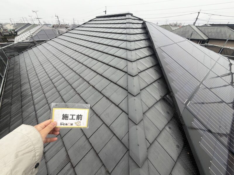 屋根も色褪せ、日当たりの悪い箇所にはコケや藻が発生していました。