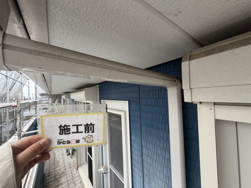 軒天付近は非常に湿気が溜まりやすく、汚れが蓄積しやすい箇所になります。