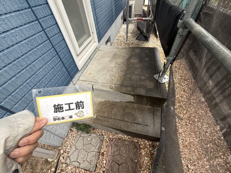 勝手口の土間コンクリートは、高圧洗浄で汚れを落とし、綺麗にしていきます。