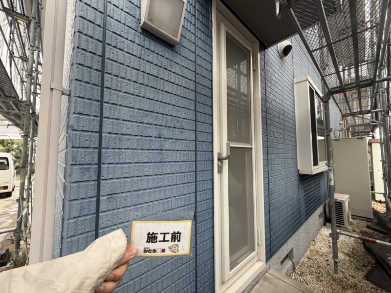 外壁は全体的に色褪せ、塗膜が劣化し防水性が低下していました。