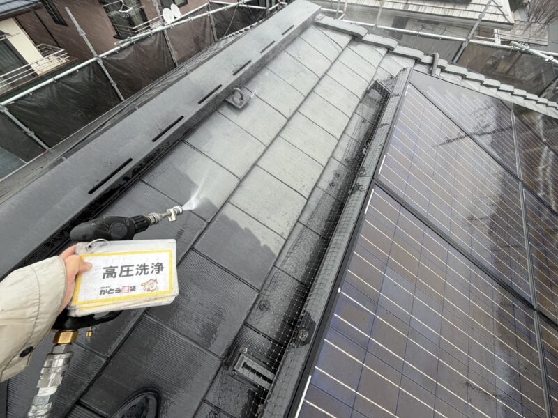 屋根の高圧洗浄の様子です。