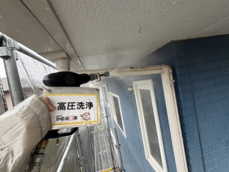 雨樋の高圧洗浄の様子です。