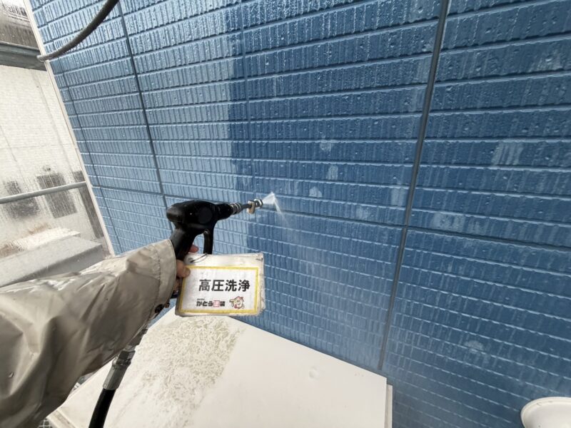 外壁の高圧洗浄の様子です。<br />
塗装前には、必ず洗浄をおこないます。