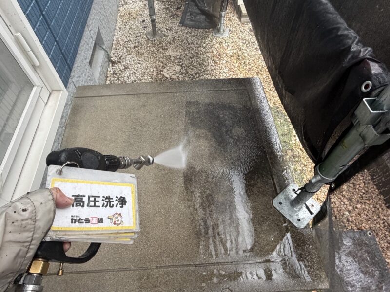 土間コンクリートの高圧洗浄の様子です。
