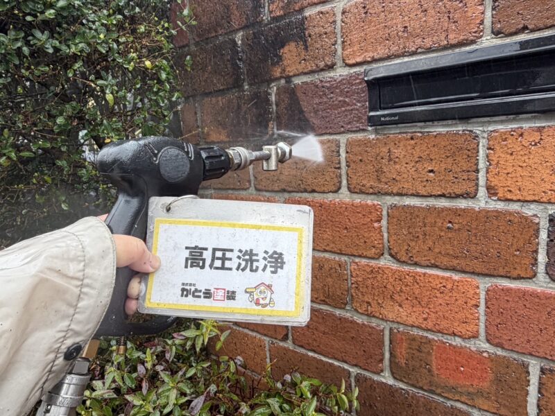 塀の高圧洗浄の様子です。