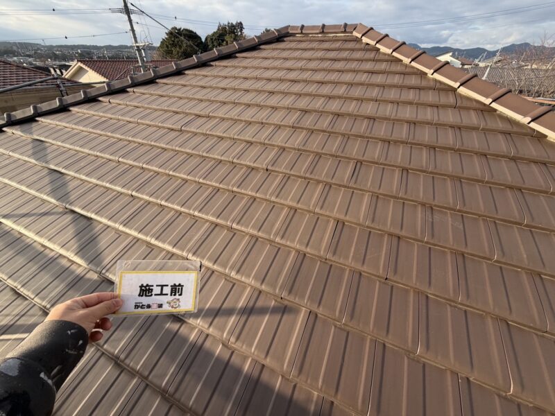 屋根は今回塗装をしませんが、高圧洗浄で綺麗にしていきます。