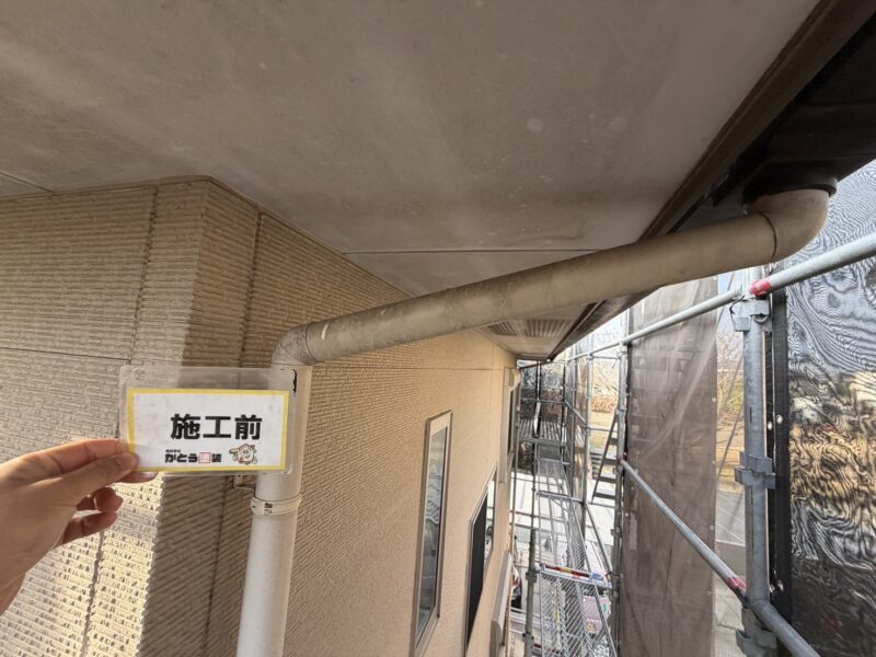 普段お掃除のできない高さの雨樋は、長年の汚れが積み重なっていました。