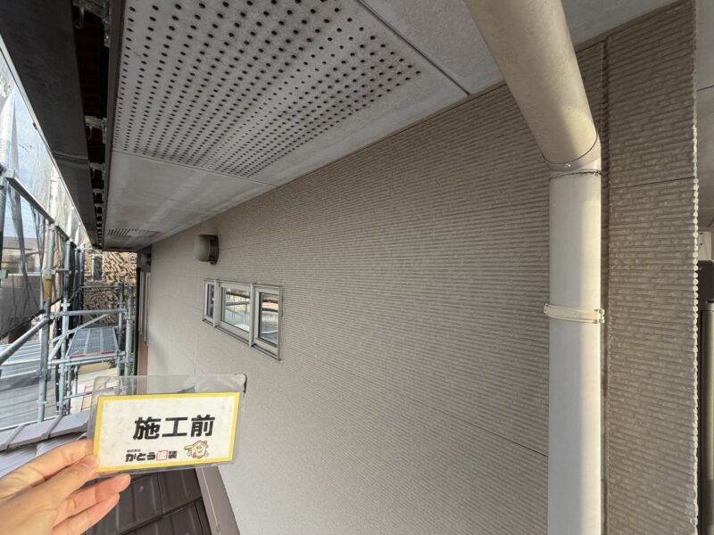 白の壁はうっすらと黒ずんでおり、汚れや埃が全体的に付着していました。