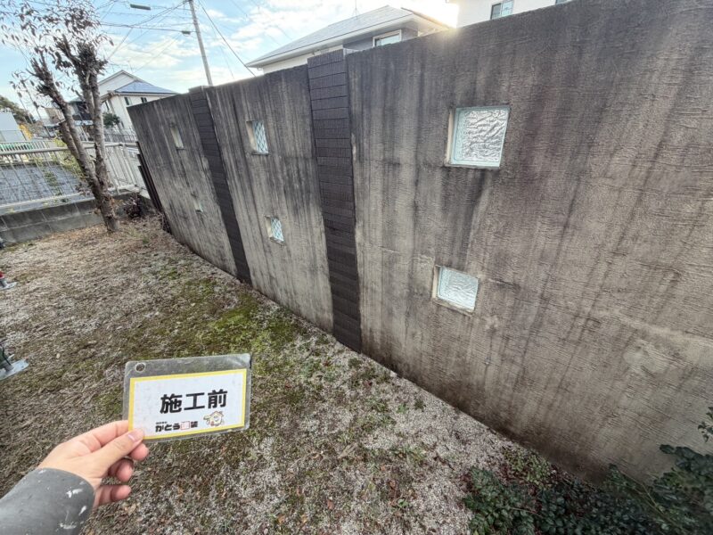新築時には真っ白だった塀は、頑固な雨垂れ汚れで黒ずんでいました。