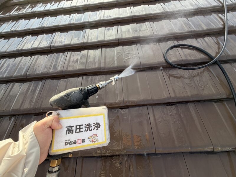 屋根の高圧洗浄の様子です。